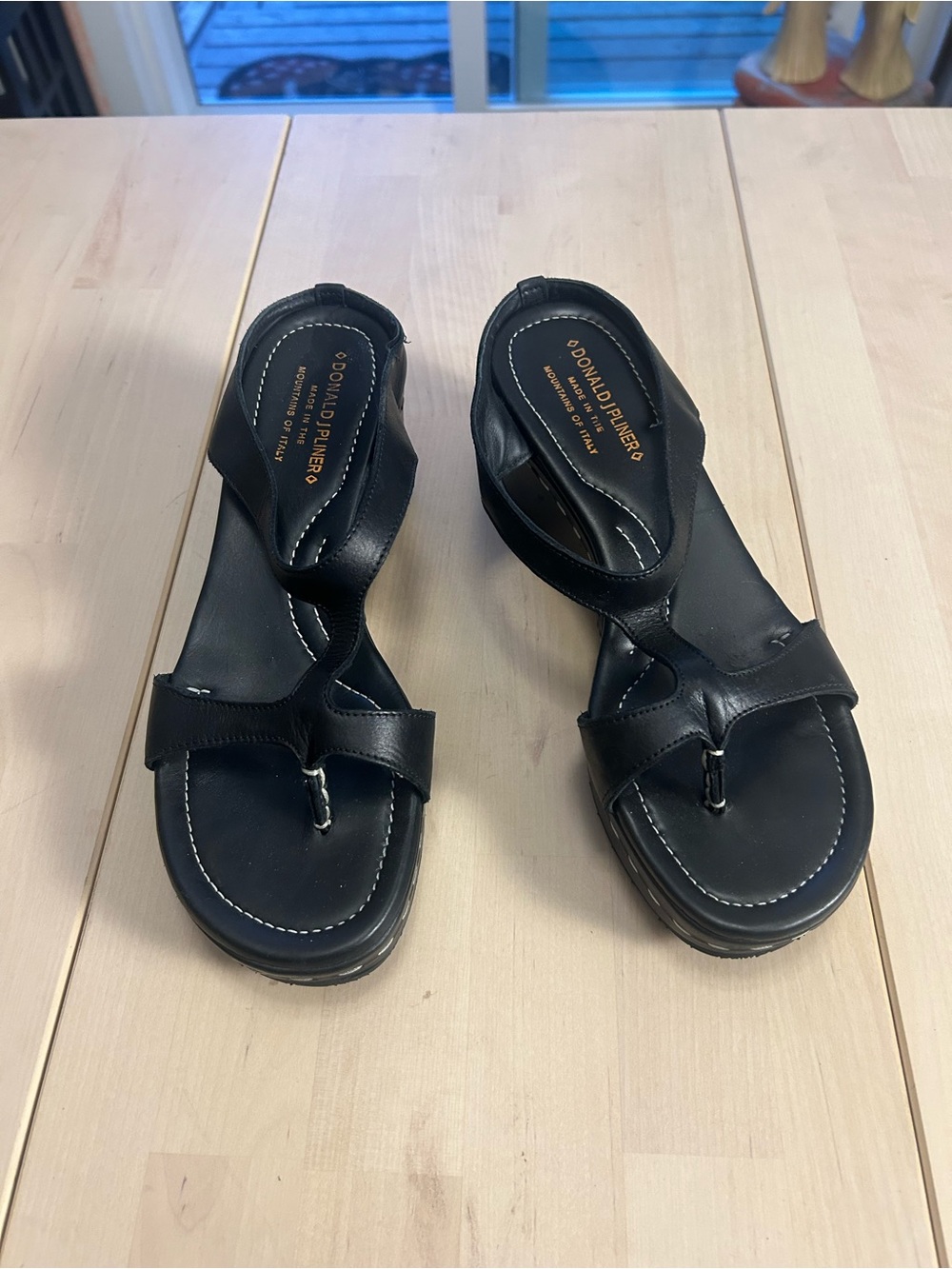 Donald Pliner black leather Platform  Sandal, Made In Italy size 8.5